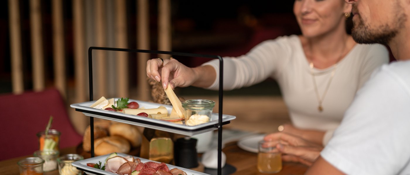 Paar sitzt beim Frühstück im Restaurant UPSIDEDOWN Paar sitzt beim Frühstück im Restaurant UPSIDEDOWN
