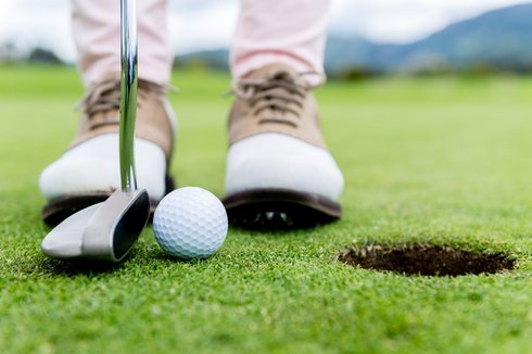 Golfer steht vor dem Loch Golfer steht vor dem Loch