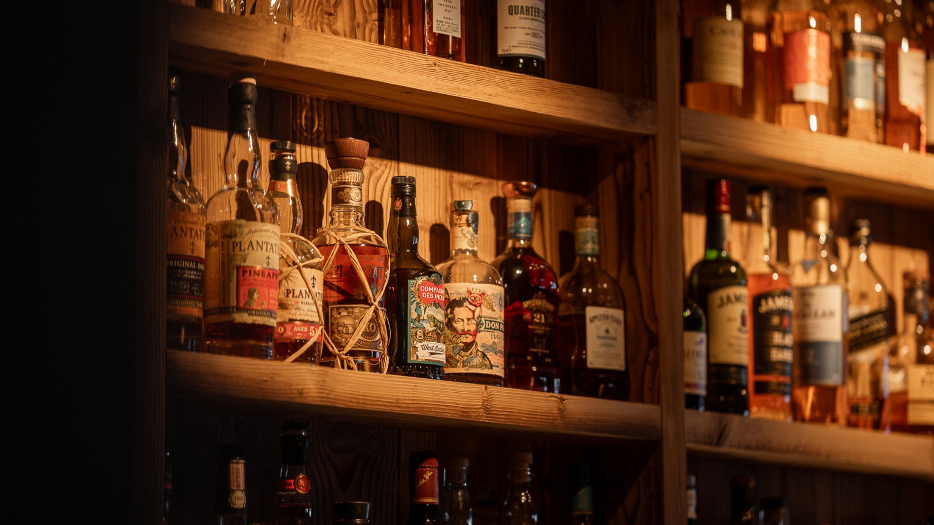 Holzregal mit einer Auswahl an Spirituosen Holzregal mit einer Auswahl an Spirituosen