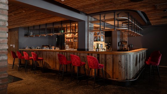 moderne Bar im Restaurant UPSIDEDOWN in Fieberbrunn moderne Bar im Restaurant UPSIDEDOWN in Fieberbrunn