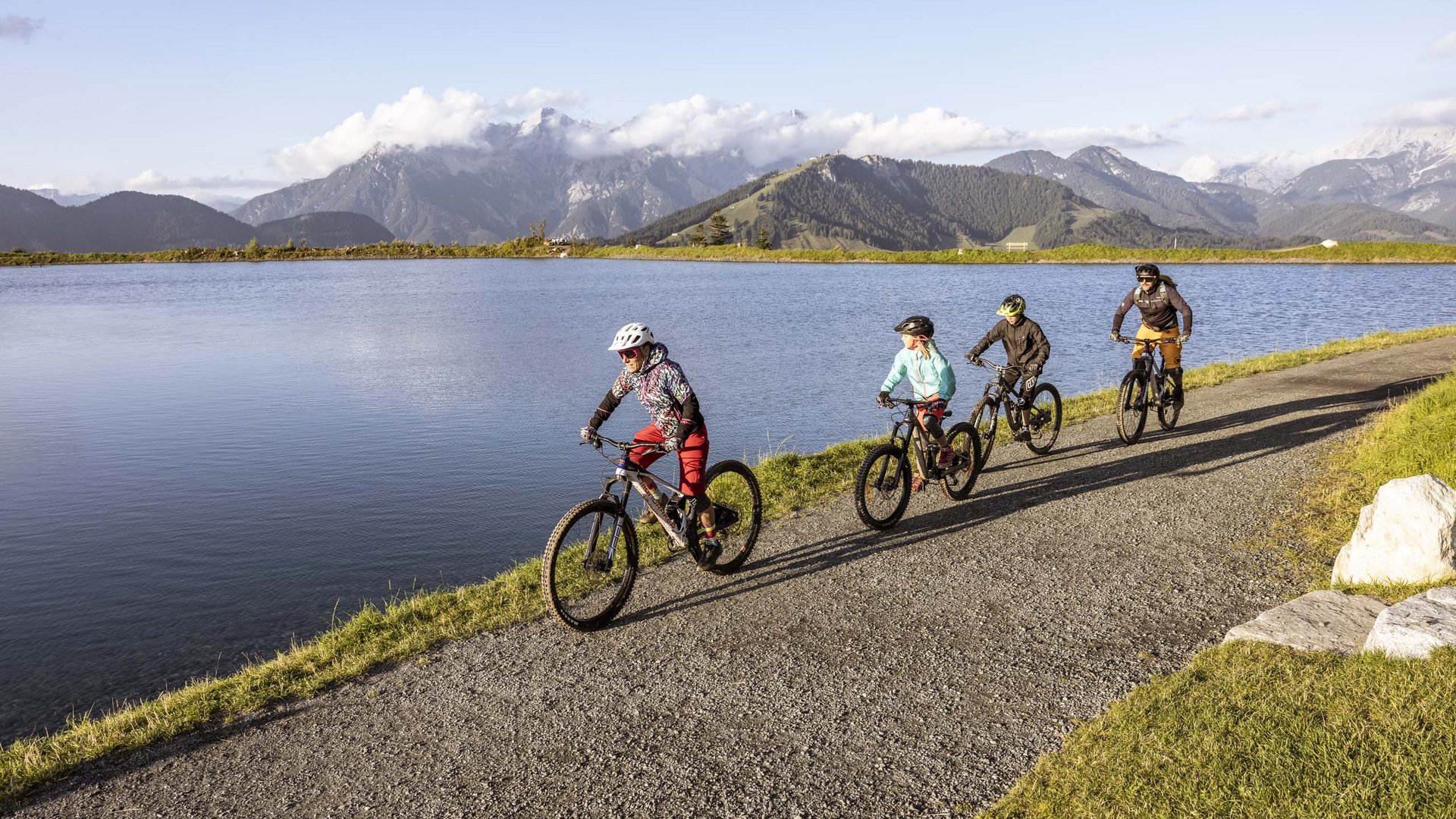 Familie beim Mountainbiken in der Bike Area Fieberbrunn Familie beim Mountainbiken in der Bike Area Fieberbrunn