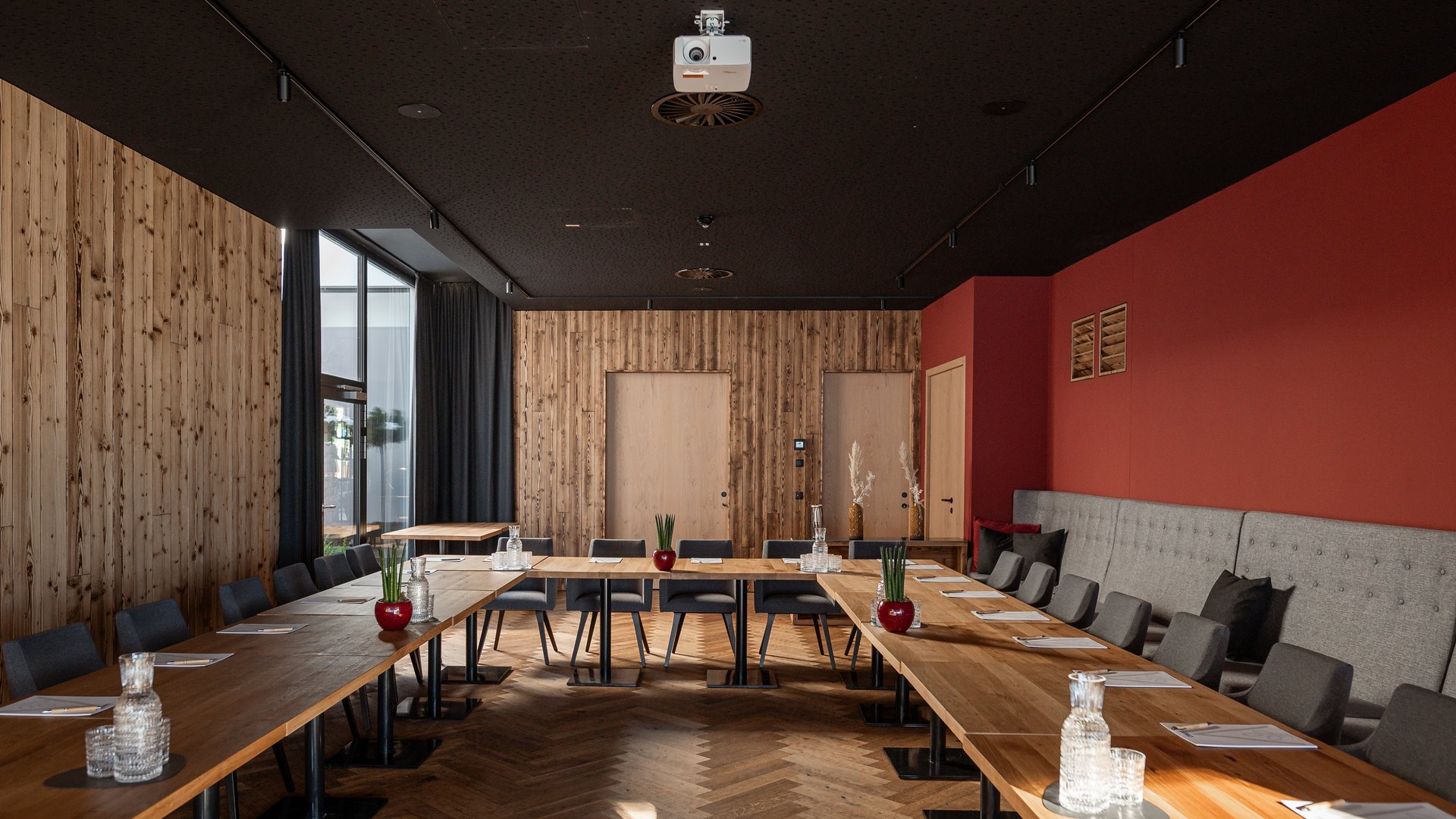 Konferenzraum mit U-förmiger Bestuhlung Konferenzraum mit U-förmiger Bestuhlung