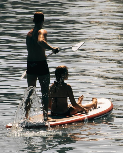 Paar mit Stand Up Paddle auf dem See Paar mit Stand Up Paddle auf dem See