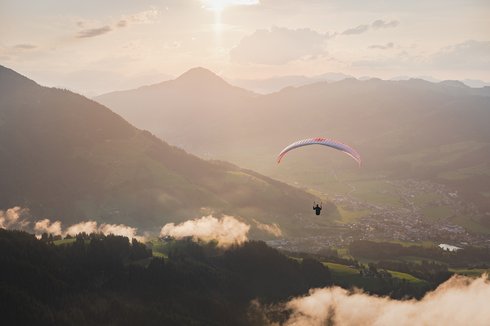 Paragleiter in den Kitzbüheler Alpen Paragleiter in den Kitzbüheler Alpen