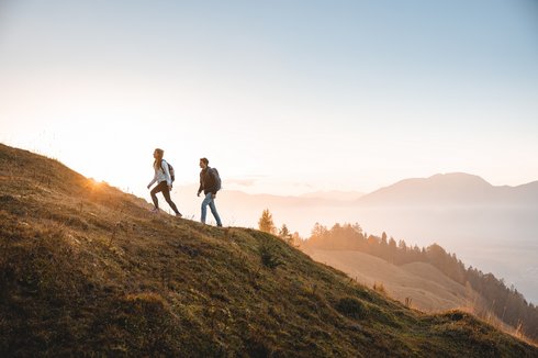 Pärchen wandert in den Kitzbüheler Alpen Pärchen wandert in den Kitzbüheler Alpen