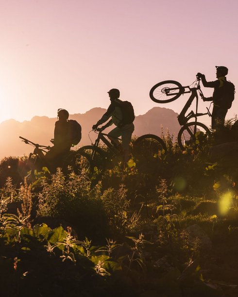 E-Bike Fahrer in den Kitzbüheler Alpen bei Sonnenuntergang E-Bike Fahrer in den Kitzbüheler Alpen bei Sonnenuntergang