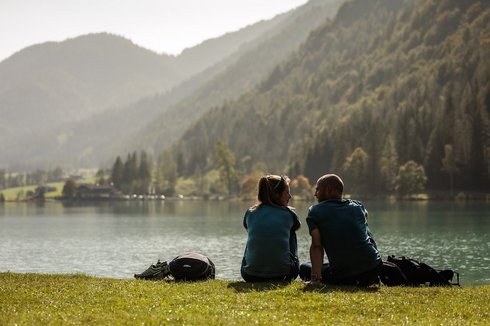 Paar sitzt gemeinsam beim Pillersee Paar sitzt gemeinsam beim Pillersee