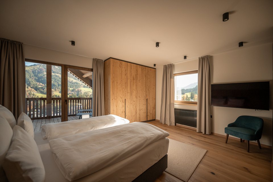 geräumiges Schlafzimmer in der Suite Fortuna Wellness Deluxe geräumiges Schlafzimmer in der Suite Fortuna Wellness Deluxe