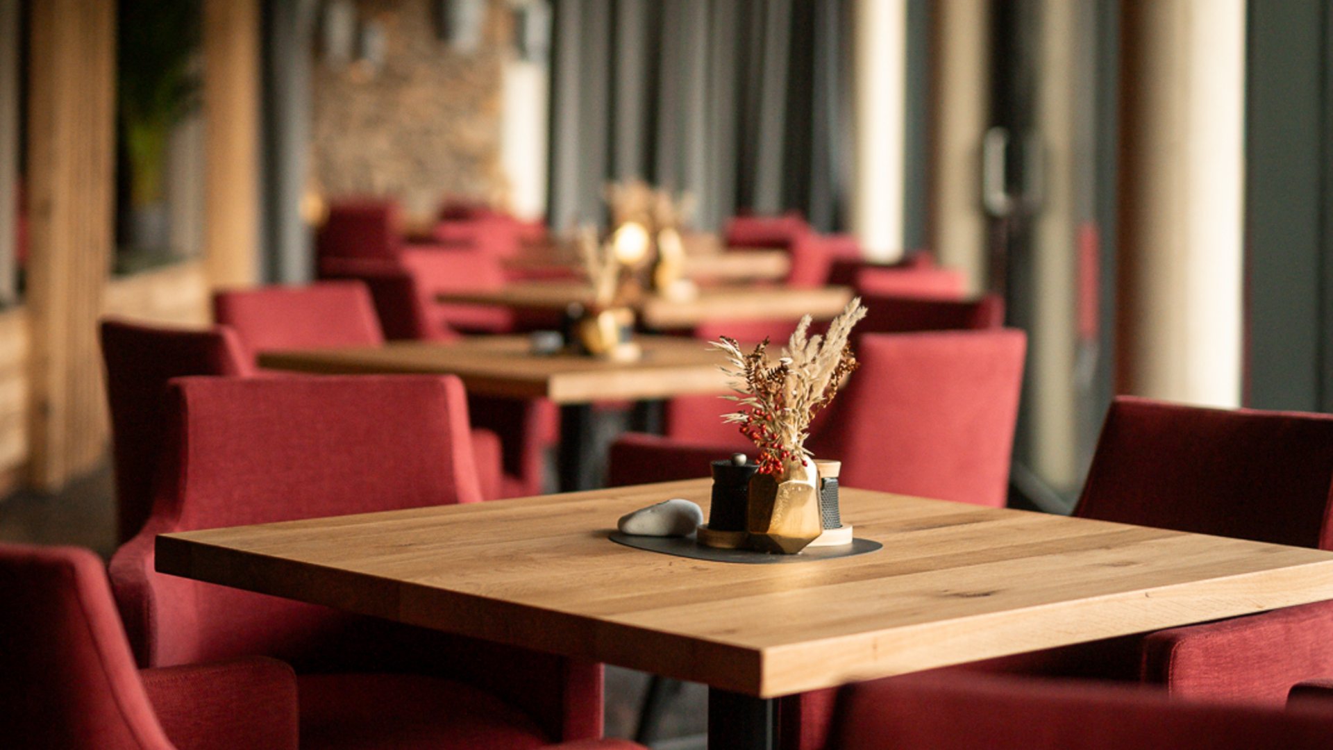 Sitzmöglichkeiten im Restaurant UPSIDEDOWN in Fieberbrunn Sitzmöglichkeiten im Restaurant UPSIDEDOWN in Fieberbrunn