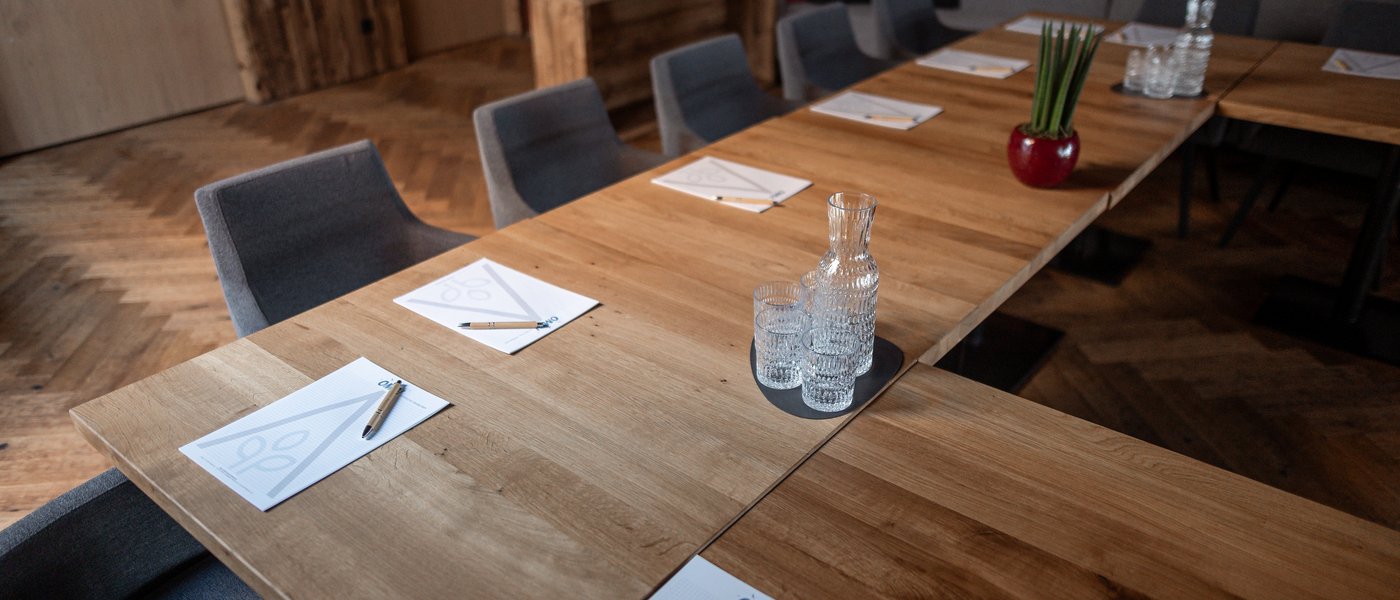 Konferenzraum mit U-förmiger Bestuhlung mit Blöcken, Stiften, Wassergläser in Fieberbrunn Konferenzraum mit U-förmiger Bestuhlung mit Blöcken, Stiften, Wassergläser in Fieberbrunn