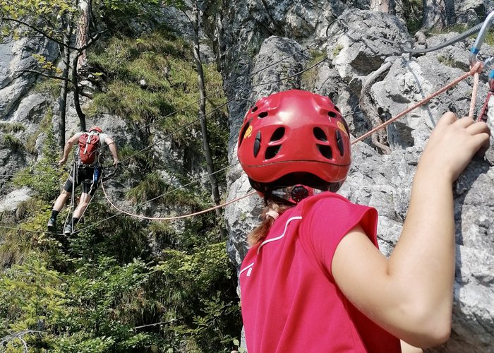 Klettersteige in der Region: Fieberbrunn für Abenteuerlustige Vater und Kind am Felsen beim Klettersteig Adolari im Pillerseetal