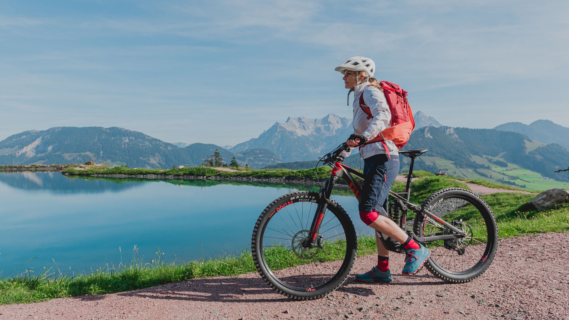 E-Biker beim Speichersee Streuböden in Fieberbrunn E-Biker beim Speichersee Streuböden in Fieberbrunn