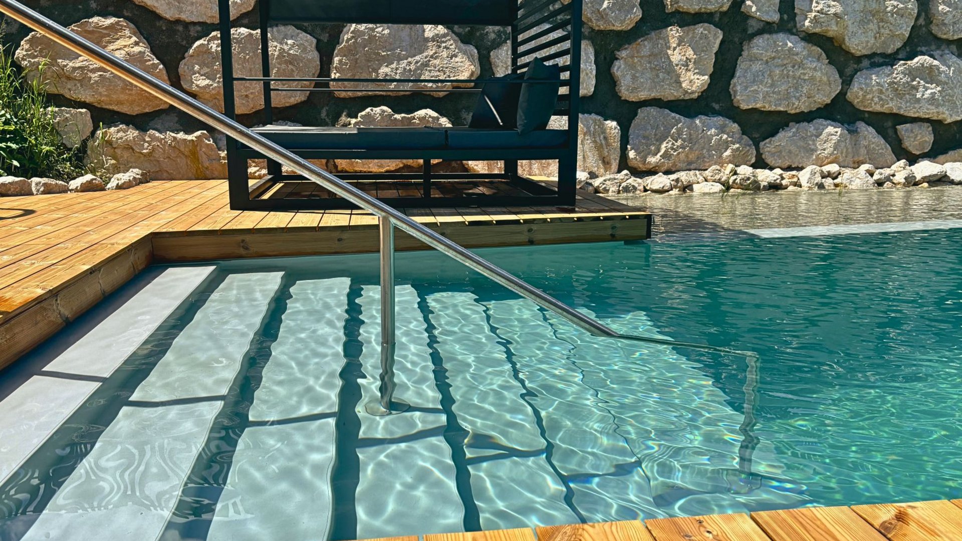 Einstieg zum Schwimmteich in Fieberbrunn Einstieg zum Schwimmteich in Fieberbrunn