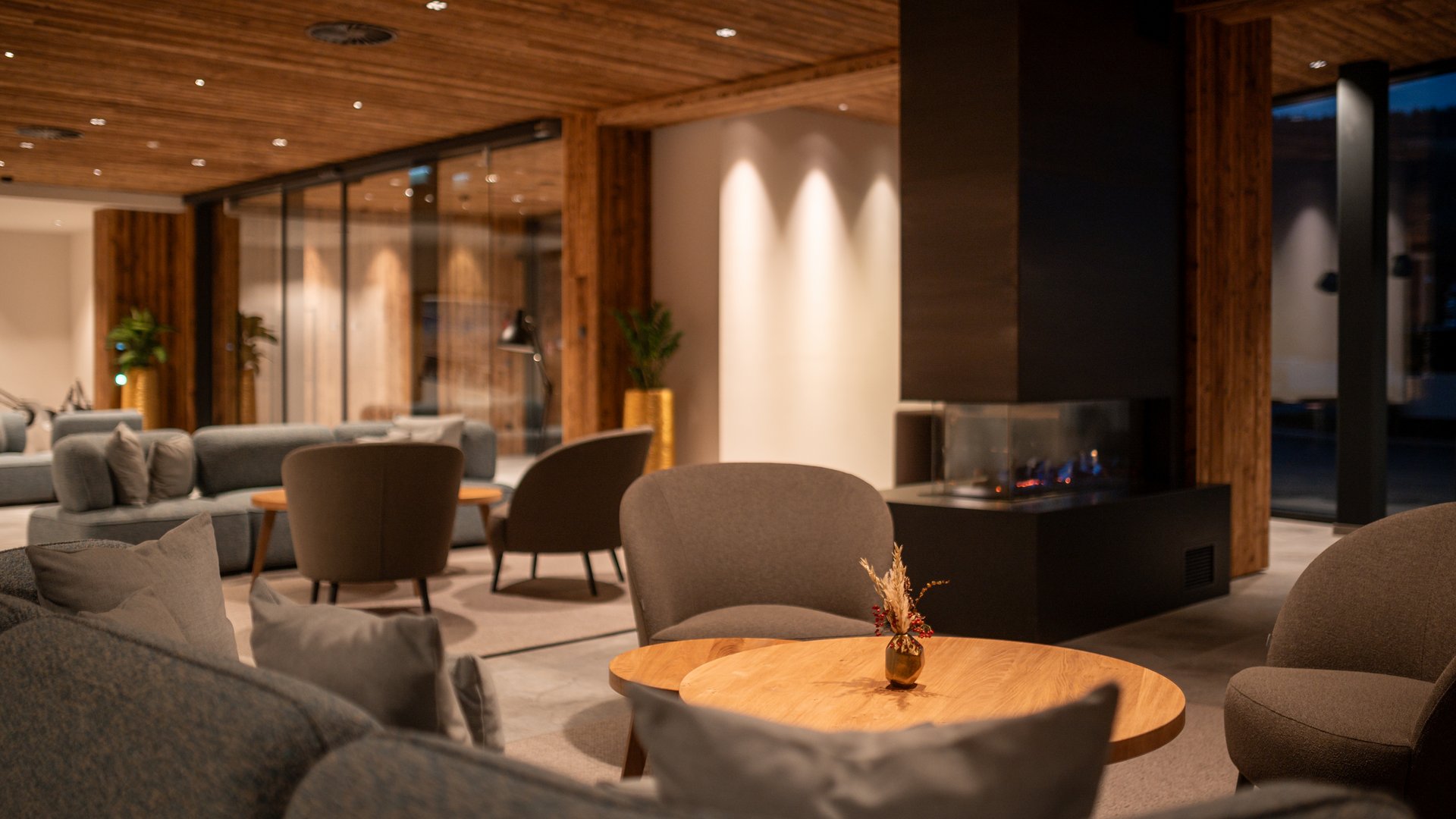 gemütliche Lobby am Eingangsbereich mit Kamin in den ADEA Lifestyle Suites Fieberbrunn gemütliche Lobby am Eingangsbereich mit Kamin in den ADEA Lifestyle Suites Fieberbrunn