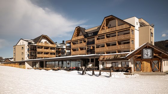Hotel in Fieberbrunn: ADEA Lifestyle Suites Modernes Berghotel mit Holzfassaden und Restaurant am verschneiten Hang