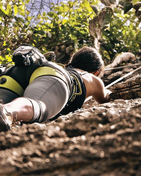 Frau beim Felsenklettern in Tirol Frau beim Felsenklettern in Tirol