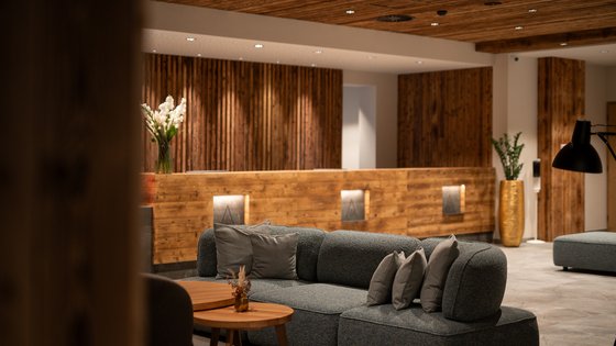 gemütliche Lobby mit stylischer Rezeption im Hintergrund gemütliche Lobby mit stylischer Rezeption im Hintergrund