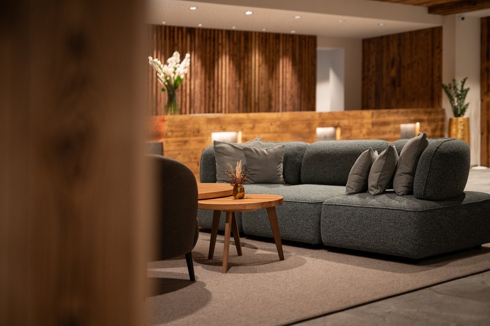 Lobby mit Rezeption im Hintergrund Lobby mit Rezeption im Hintergrund