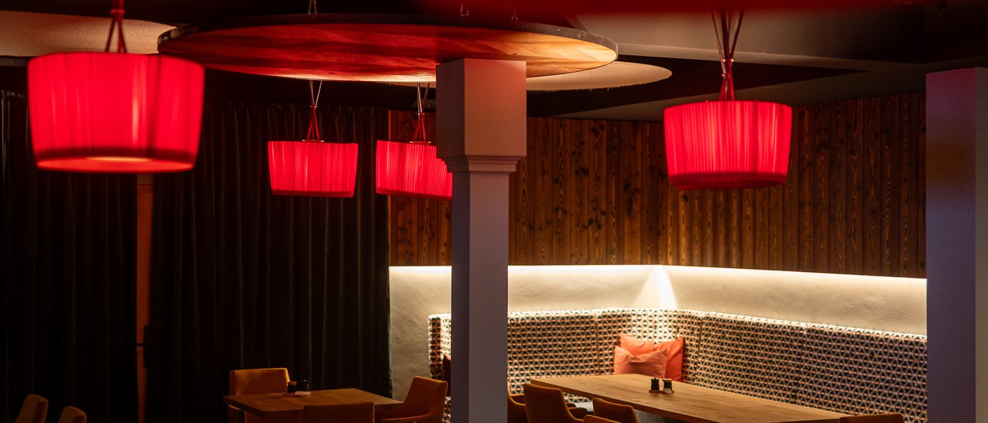 Sitzmöglichkeit im Restaurant UPSIDEDOWN im Dark Room mit roten Lampen Sitzmöglichkeit im Restaurant UPSIDEDOWN im Dark Room mit roten Lampen