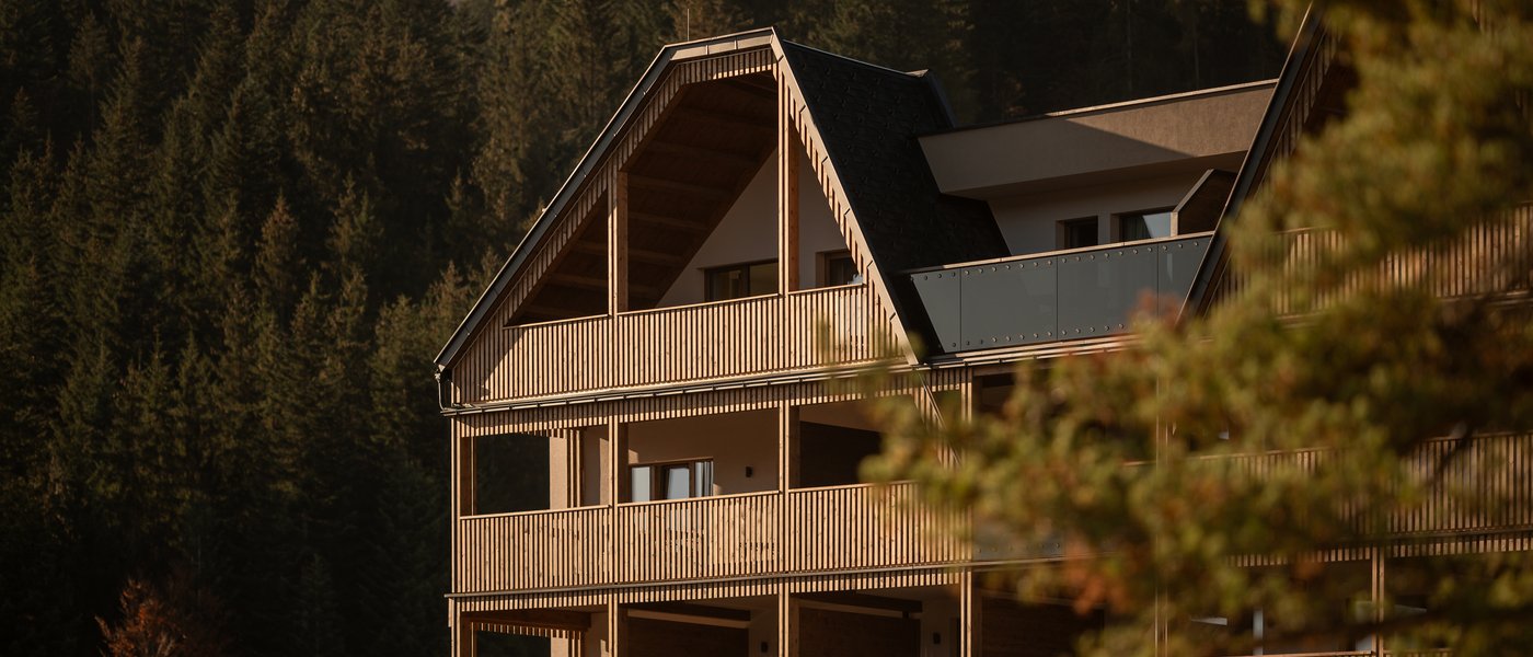 Außenaufnahme im Herbst von den ADEA Lifestyle Suites in Fieberbrunn Außenaufnahme im Herbst von den ADEA Lifestyle Suites in Fieberbrunn