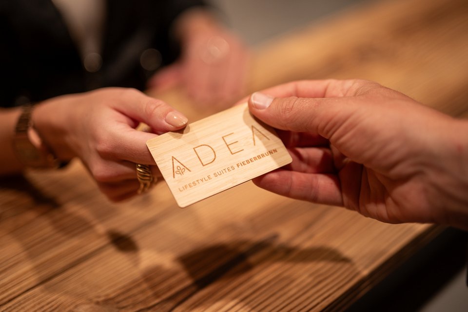 Schlüsselübergabe an der Rezeption Schlüsselübergabe an der Rezeption