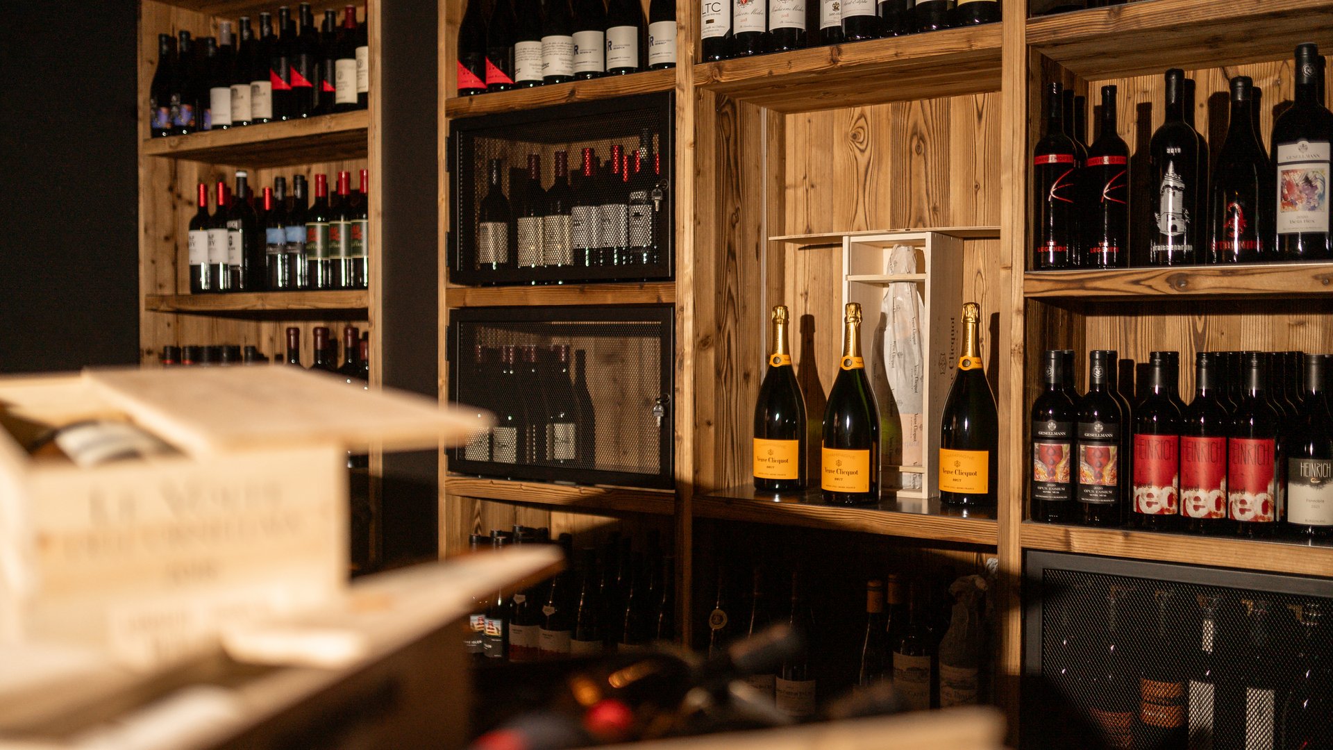 Weinkeller mit einer großen Auswahl an Weinen im Restaurant UPSIDEDOWN in Fieberbrunn Weinkeller mit einer großen Auswahl an Weinen im Restaurant UPSIDEDOWN in Fieberbrunn