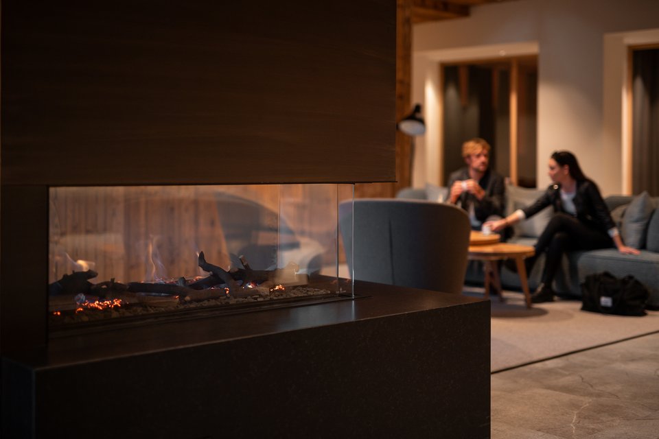 Paar sitzt gemeinsam in der Lobby Paar sitzt gemeinsam in der Lobby