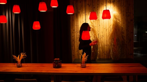 Red Saloon mit einem Tisch und hübschen roten Lampen Red Saloon mit einem Tisch und hübschen roten Lampen