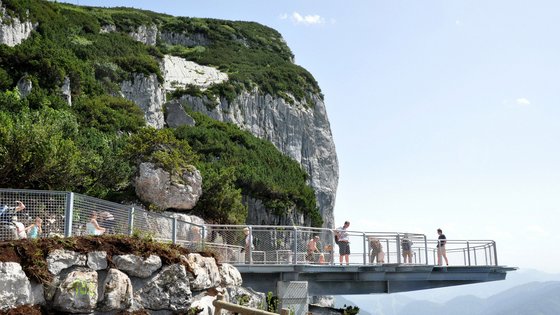 Kurzurlaub in Tirol: Wellness-Auszeit im ADEA Fieberbrunn Aussichtsplattform an einer Felsklippe mit Blick auf ein Tal und Besucher