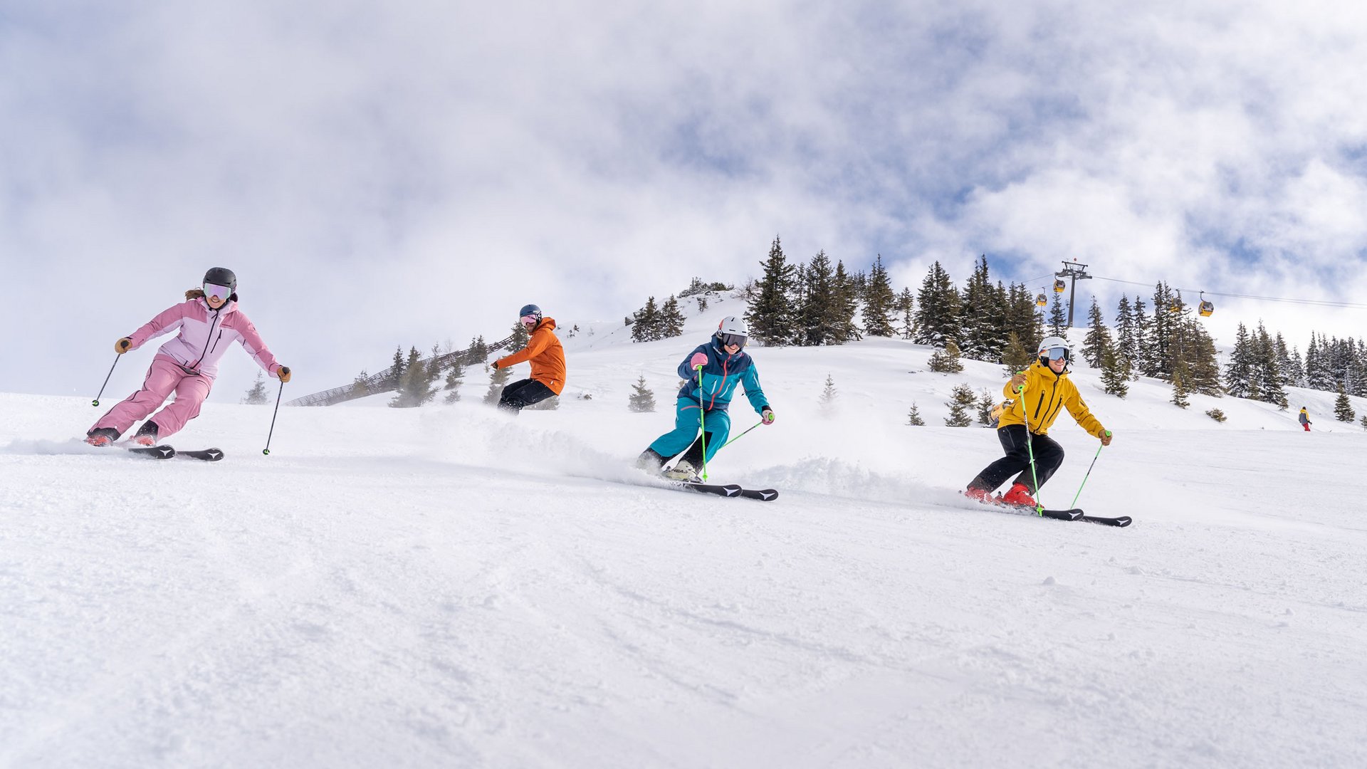 Familie beim Skifahren im Skicircus Saalbach Hinterglemm Leogang Fieberbrunn Familie beim Skifahren im Skicircus Saalbach Hinterglemm Leogang Fieberbrunn