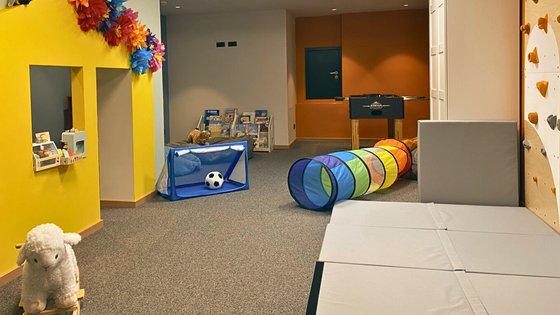 Urlaub für... Bunte Kinderspielecke mit Kletterwand, Tunnel, Mini-Tor und Spielzeugschaf