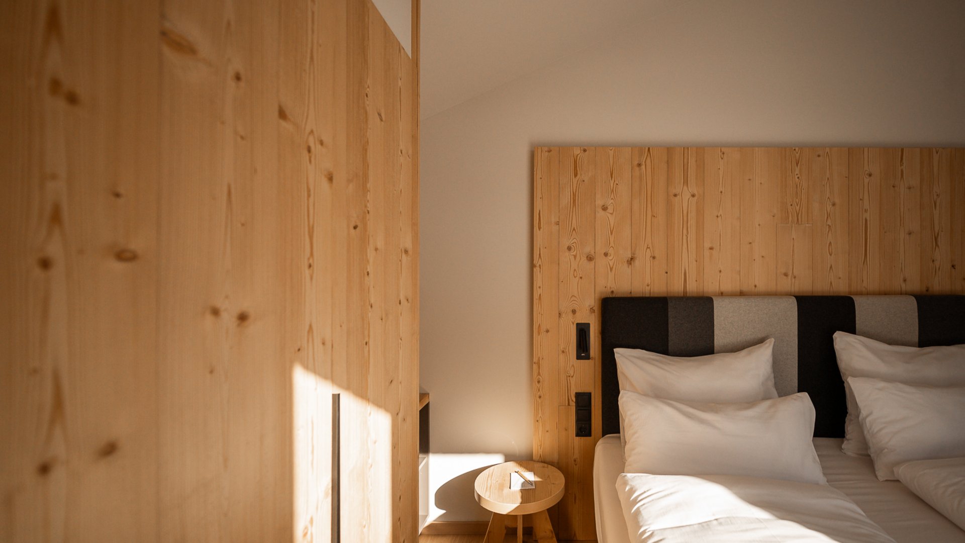 modernes Schlafzimmer mit Holzmöbel und Boxspringbett in der Lodge Arkadia modernes Schlafzimmer mit Holzmöbel und Boxspringbett in der Lodge Arkadia