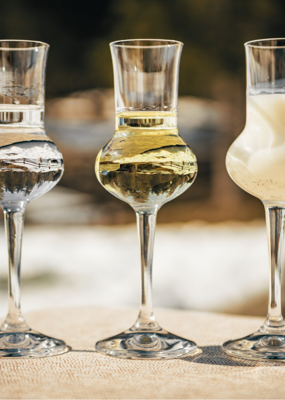 Drei Schnapsgläser mit unterschiedlichen Schnäpsen gefüllt Drei Schnapsgläser mit unterschiedlichen Schnäpsen gefüllt