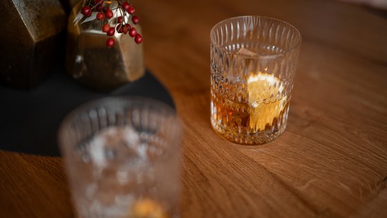 gefüllte Whiskeygläser stehen auf einem Holztisch gefüllte Whiskeygläser stehen auf einem Holztisch