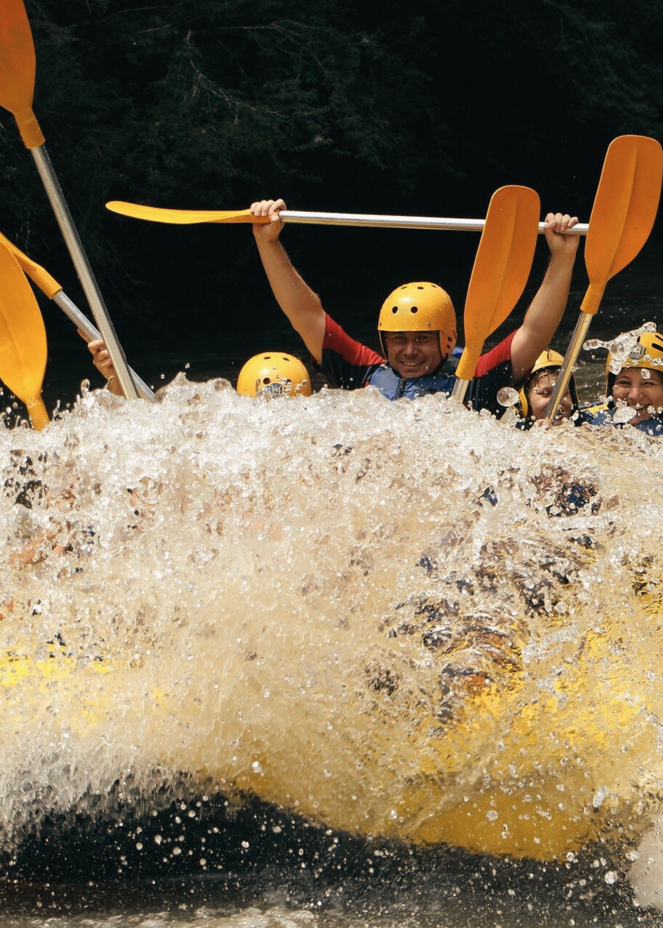 Gruppe beim Rafting mit gelben Paddel in den Händen Gruppe beim Rafting mit gelben Paddel in den Händen