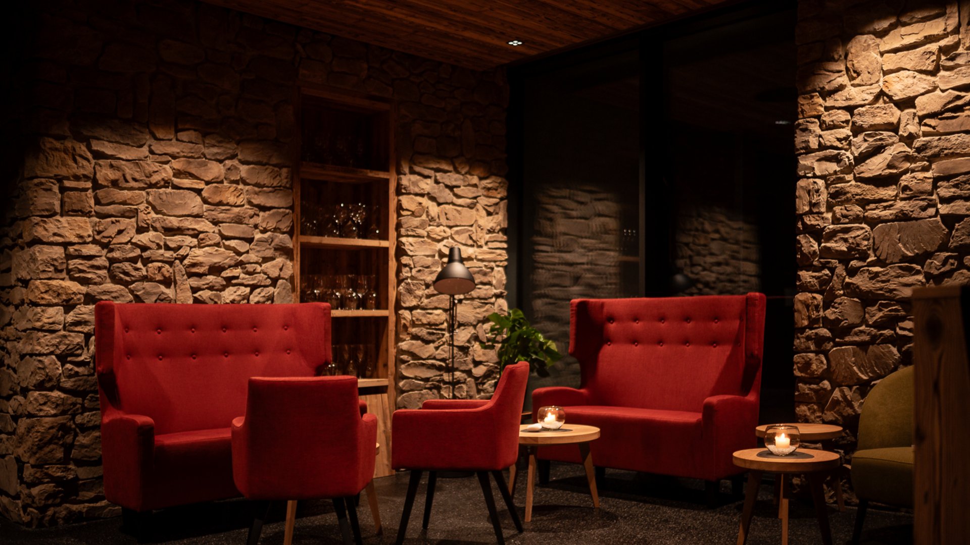 gemütliche Sitzecke mit roten Sofasessel im Restaurant UPSIDEDOWN in Fieberbrunn gemütliche Sitzecke mit roten Sofasessel im Restaurant UPSIDEDOWN in Fieberbrunn