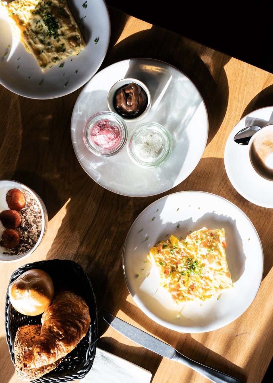 UPSIDEDOWN Restaurant Frühstückstisch mit Kaffee, Gebäck, Obst, Joghurt und Eierspeisen