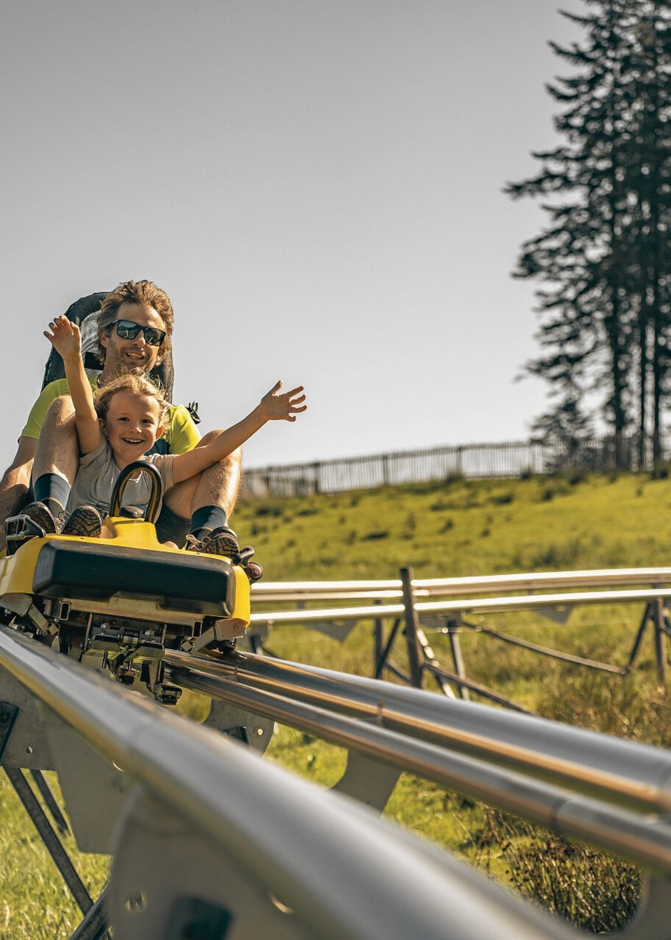 Vater und Kind fahren glücklich Sommerrodelbahn in Fieberbrunn in Timoks Wilder Welt Vater und Kind fahren glücklich Sommerrodelbahn in Fieberbrunn in Timoks Wilder Welt