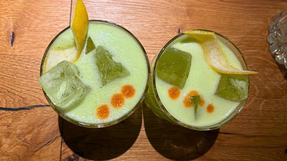 hübsche grüne Cocktails mit Zitronenzesten hübsche grüne Cocktails mit Zitronenzesten