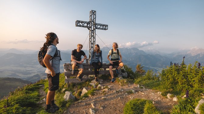 Freunde stehen vorm Gipfelkreuz Freunde stehen vorm Gipfelkreuz