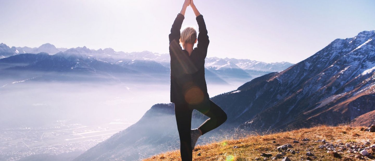 Balance Retreat by Claudia Thurner-Puchert Frau in den Kitzbüheler Alpen bei Yoga-Übungen