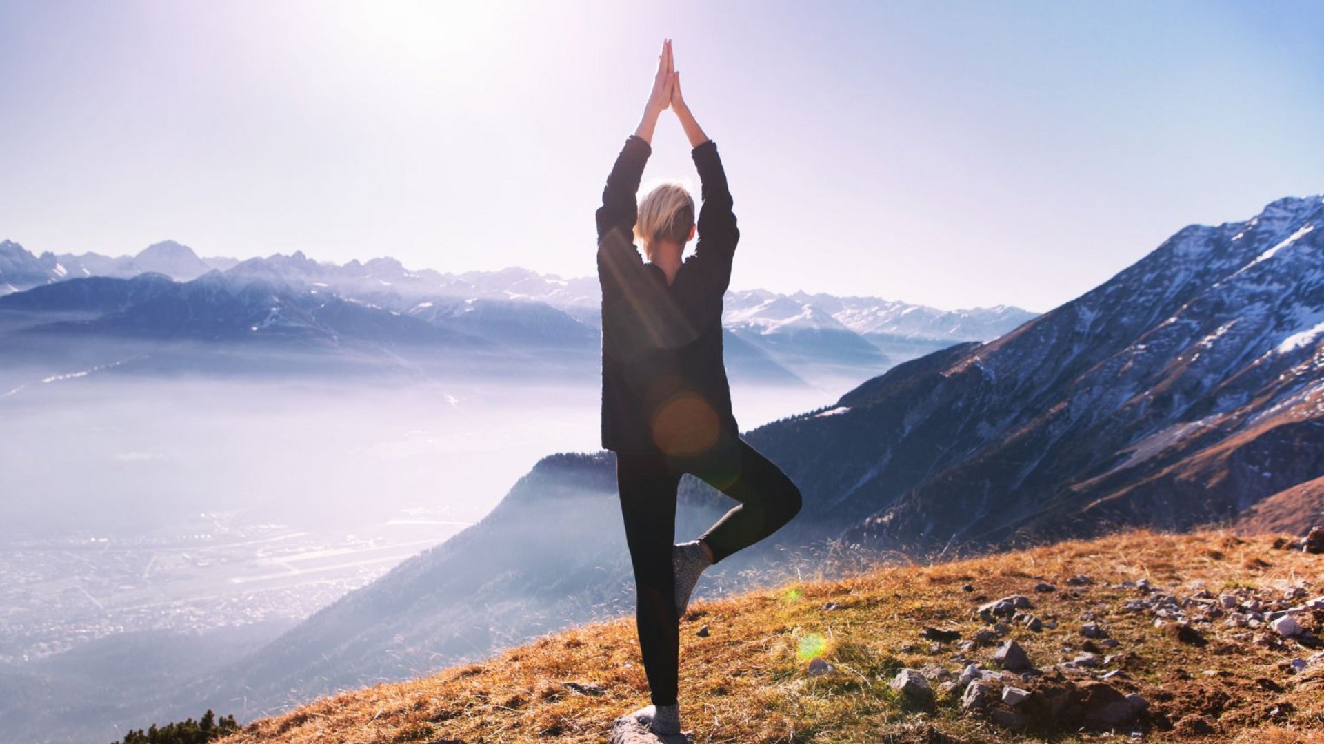 Events Frau in den Kitzbüheler Alpen bei Yoga-Übungen