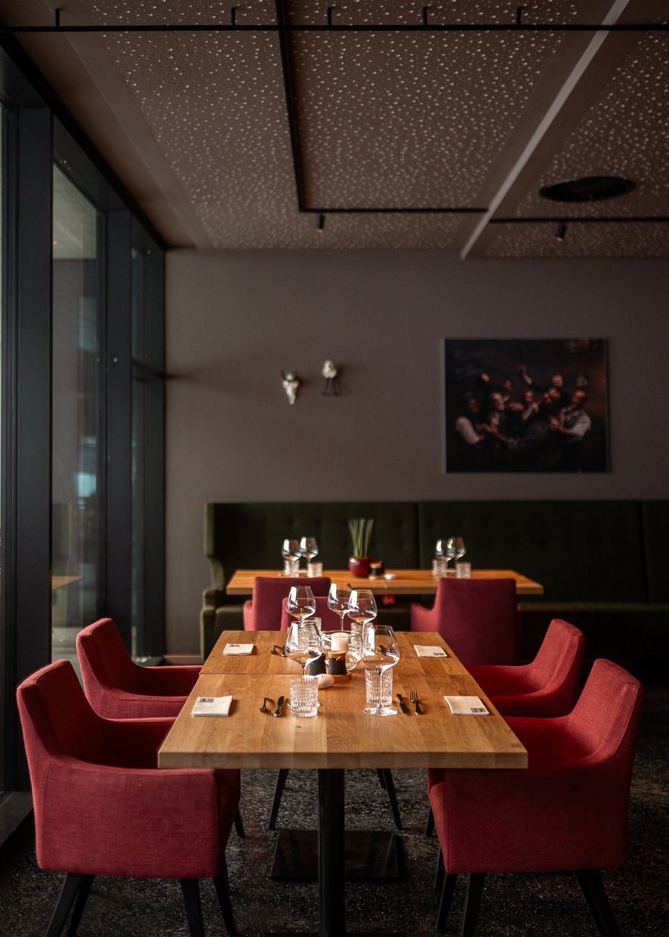 beautifully laid table at the UPSIDEDOWN restaurant in Fieberbrunn beautifully laid table at the UPSIDEDOWN restaurant in Fieberbrunn