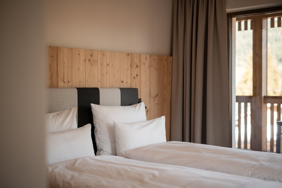 Schlafzimmer mit himmlischem Doppelbett in der Suite Fortuna Fireside Deluxe Schlafzimmer mit himmlischem Doppelbett in der Suite Fortuna Fireside Deluxe