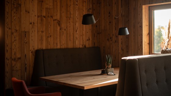 gemütliche Sitzecke mit Sitzbänken im Restaurant UPSIDEDOWN in Fieberbrunn gemütliche Sitzecke mit Sitzbänken im Restaurant UPSIDEDOWN in Fieberbrunn