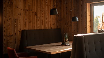 Cosy seating area with benches in the UPSIDEDOWN restaurant in Fieberbrunn Cosy seating area with benches in the UPSIDEDOWN restaurant in Fieberbrunn